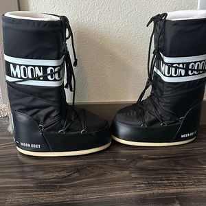 Unisex Black and White Moon Boot. Worn 1x. Size: EU 42/44, UK 8/9.5, US 9-10.5